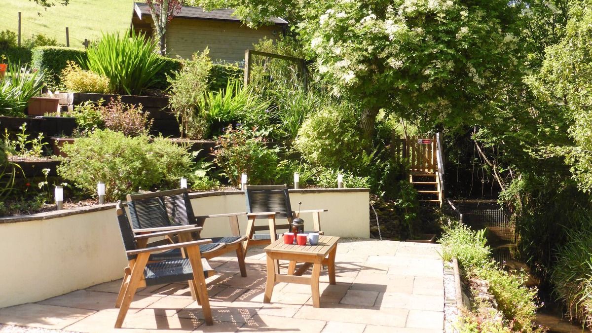 Stoke Gabriel Cottage | MEADOW BROOK COTTAGE, pet friendly, with open fire in Stoke Gabriel