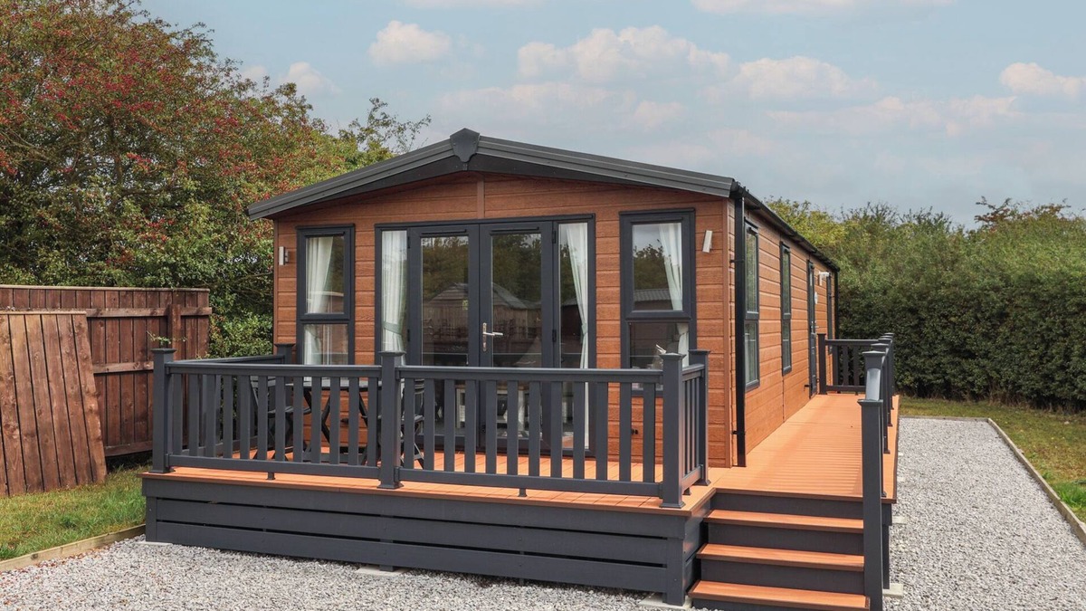 Great Hatfield Cottage | MEADOWS PARK 1, pet friendly, with hot tub in Hornsea