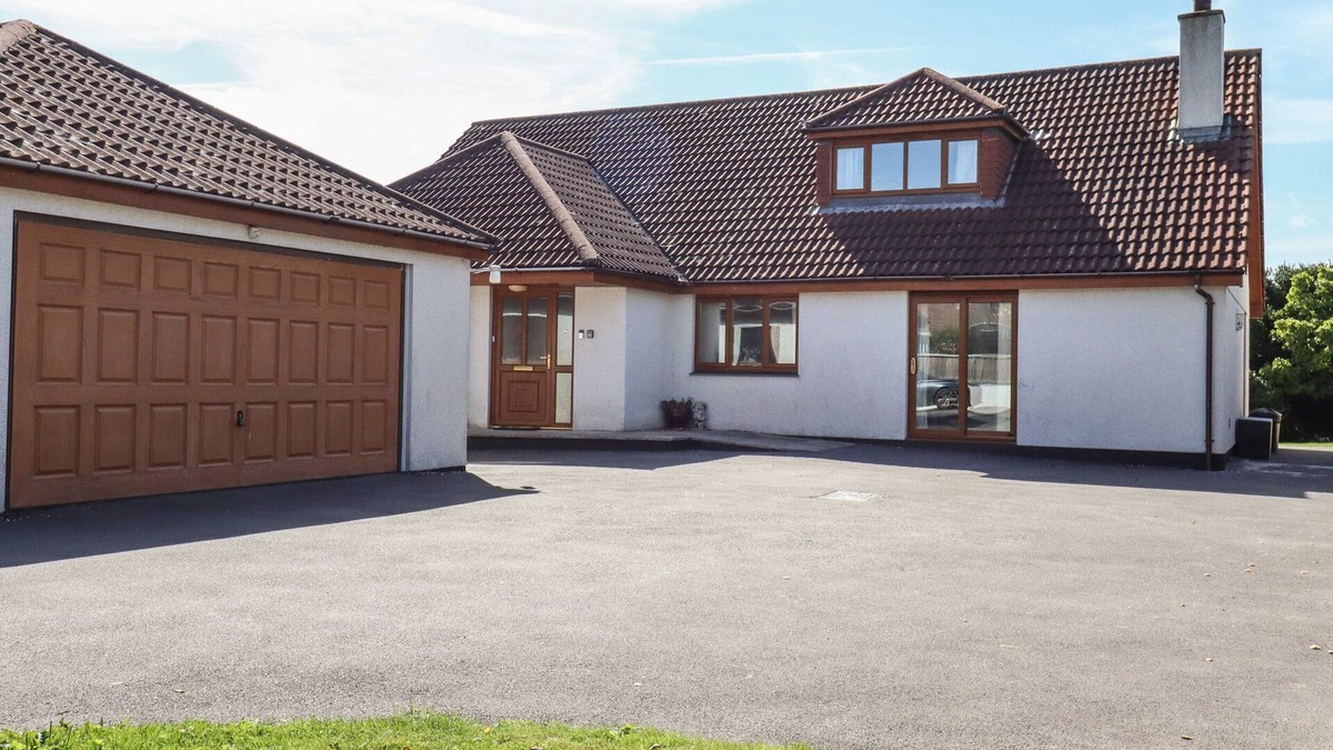 Goonhavern Cottage | MEADOWSIDE, family friendly, with hot tub in Goonhavern