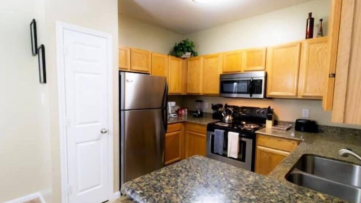South Central Houston Apartment | Med Ctr. Perfect for a Large Group. 4/bed, 4/bath.