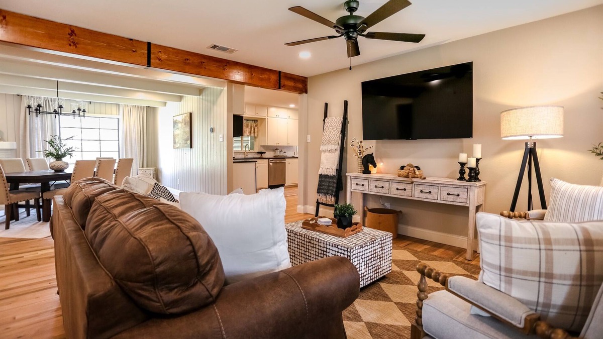 Lubbock House | Medical District Retreat 4 Bedroom Walk to Tech