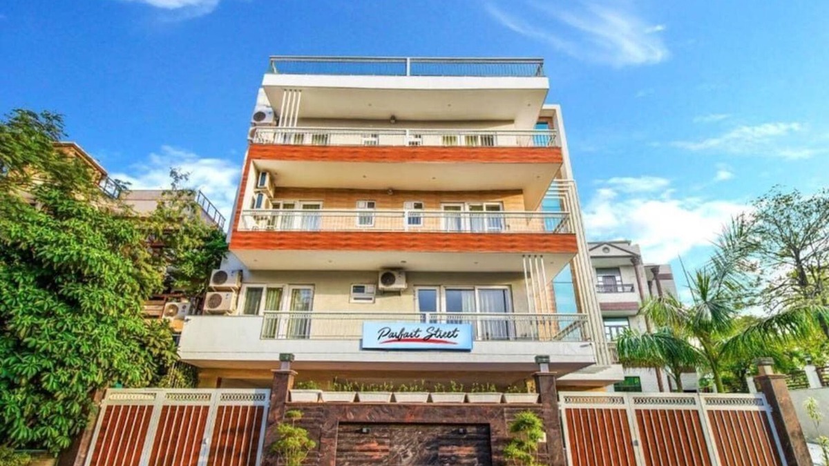 Sushant Lok Apartment | Medical friendly 2 BR near Fortis | Parfait Street