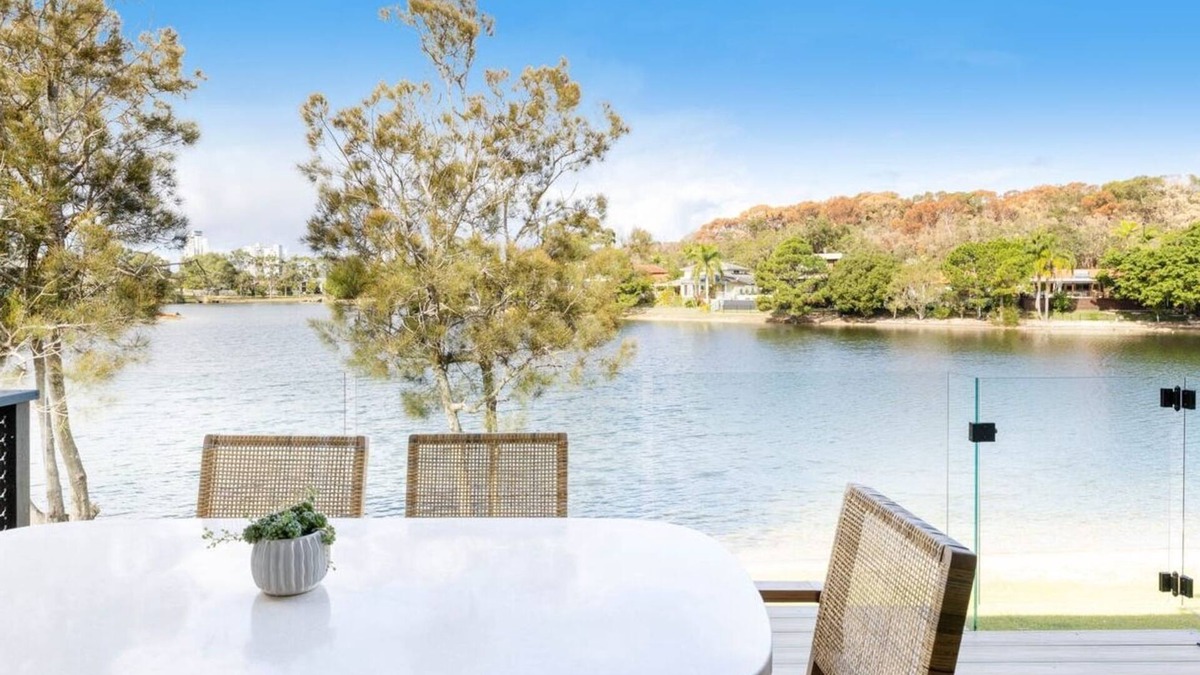 Burleigh Waters House | Mediterranean Villa by the lake, 5 minutes to Burleigh Heads