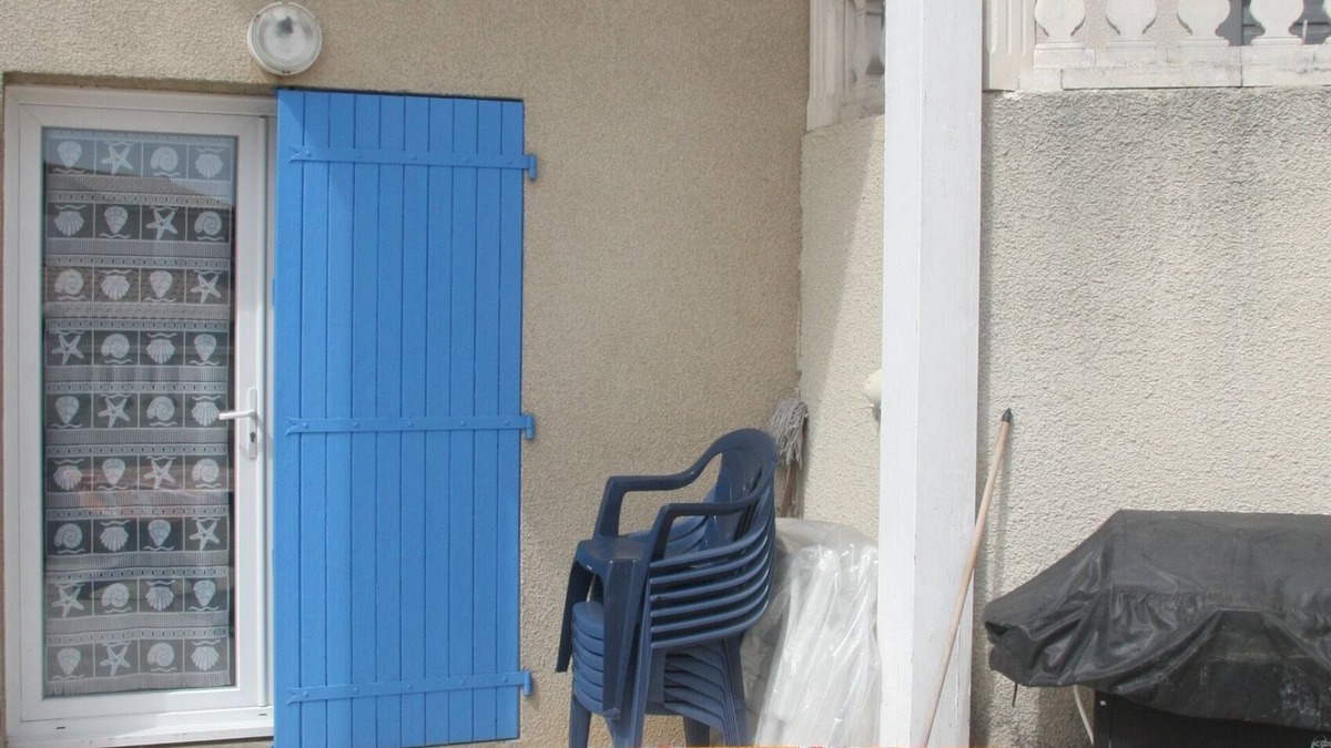 Portiragnes Villa | Mediterranean style 2 bedroom villa with large terrace and modern kitchen.