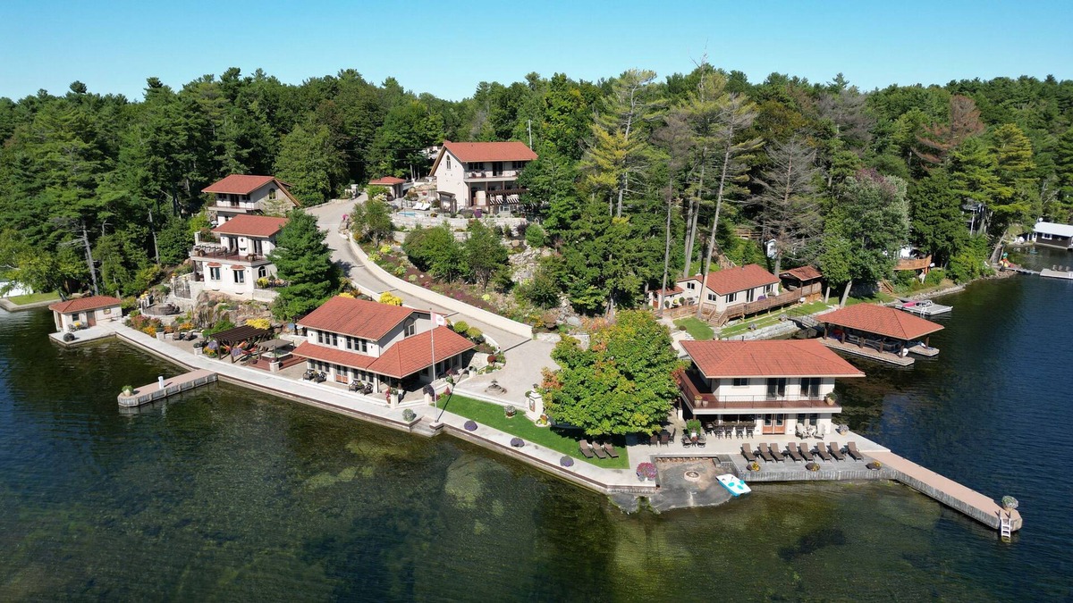 Athens Resort | Mediterranean Style Lake Resort