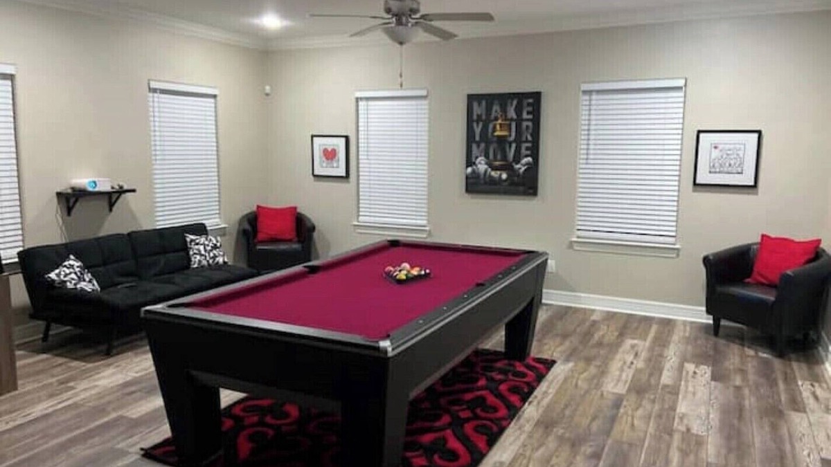 Central Southwest House | *Mega 3 bedroom house with projector & pool table*