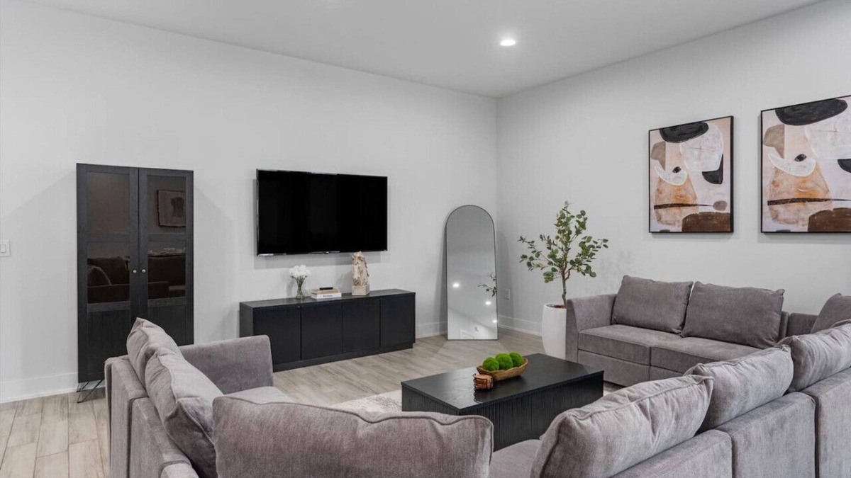 University Hills and Windsor Park House | Mega Sized Luxury - Up to 24 Ppl - Downtown Access