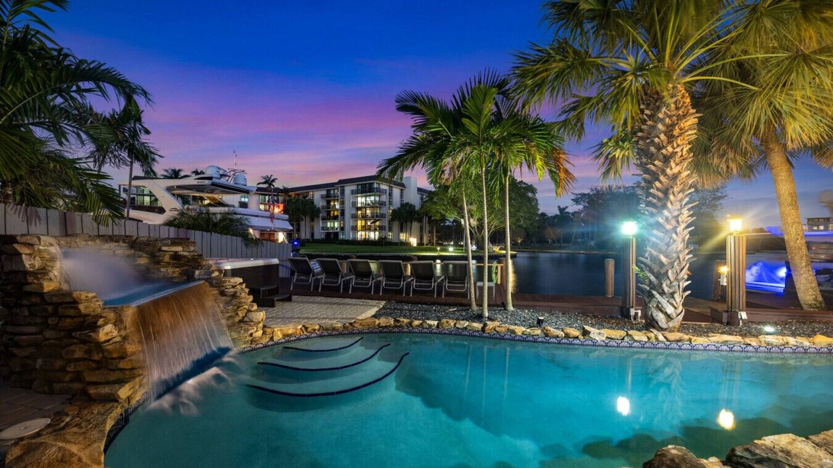 Riverside Park Apartment | Mega-Yacht Showcase Villa with Pool Table/Marble