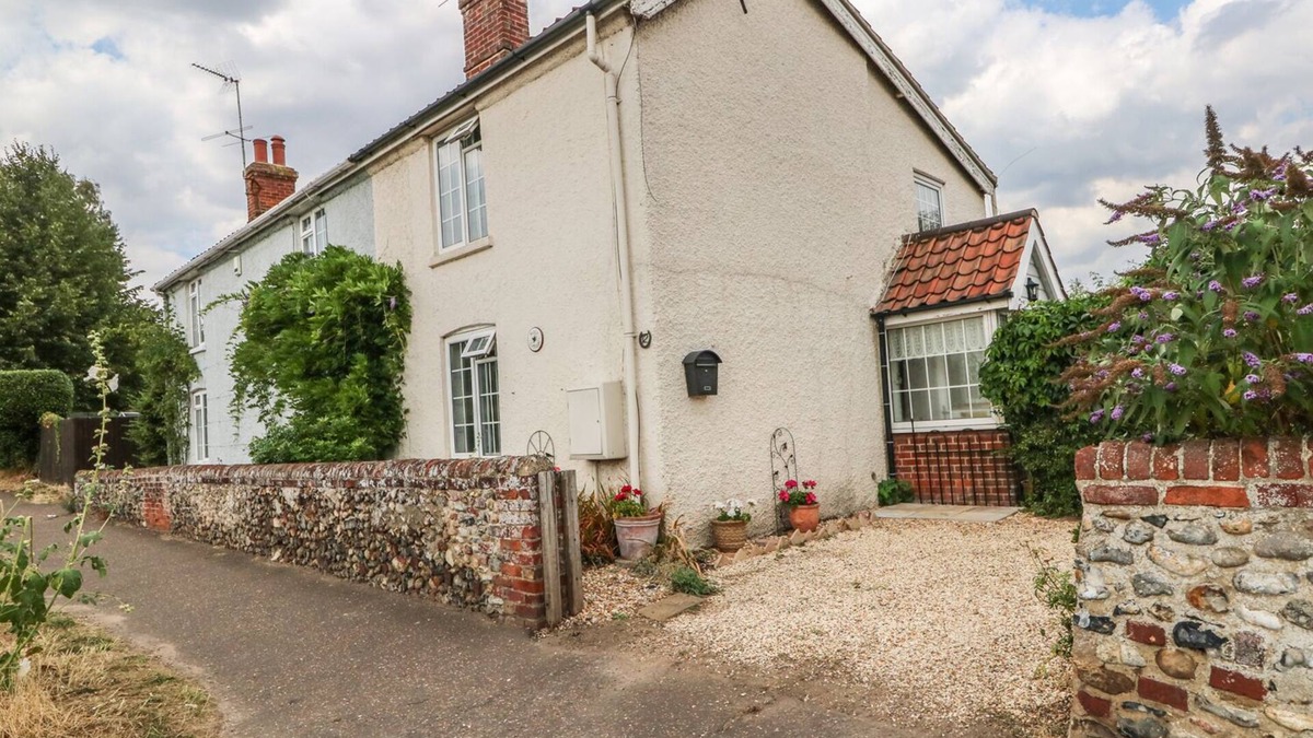 Drayton House | MEGS COTTAGE, pet friendly, with a garden in Norwich