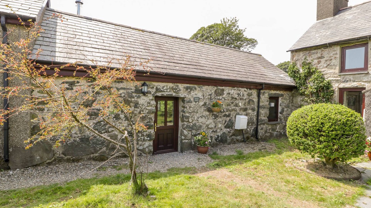Garndolbenmaen Cottage | MELIN BACH, pet friendly, character holiday cottage in Porthmadog