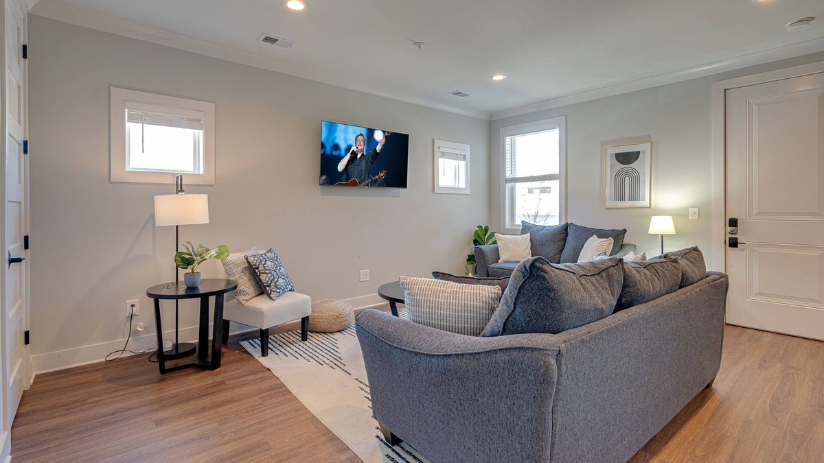 Melrose House | Melrose Muse - 2 Condos - Mins to Broadway