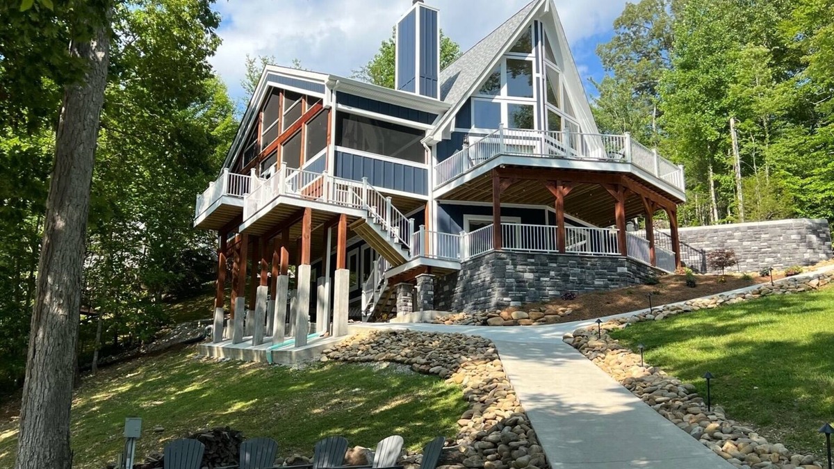 Big Creek House | Mem Day Avail, HUGE screened porch, 2story dock,kayaks, cornhole Deep water COVE