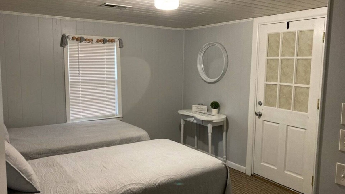 Shallotte House | Memories on Main -Located halfway between Ocean Isle Beach and Holden Beach