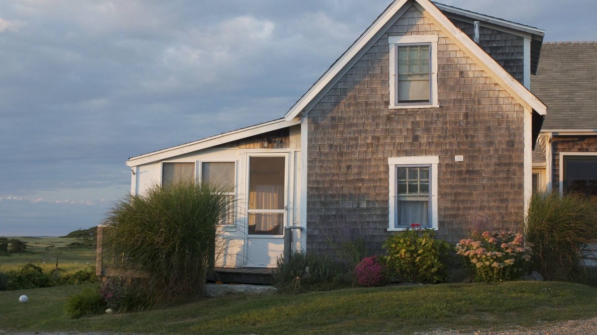 Chilmark Cottage | Menemsha - Davis House - OPENING 9/25-10/2