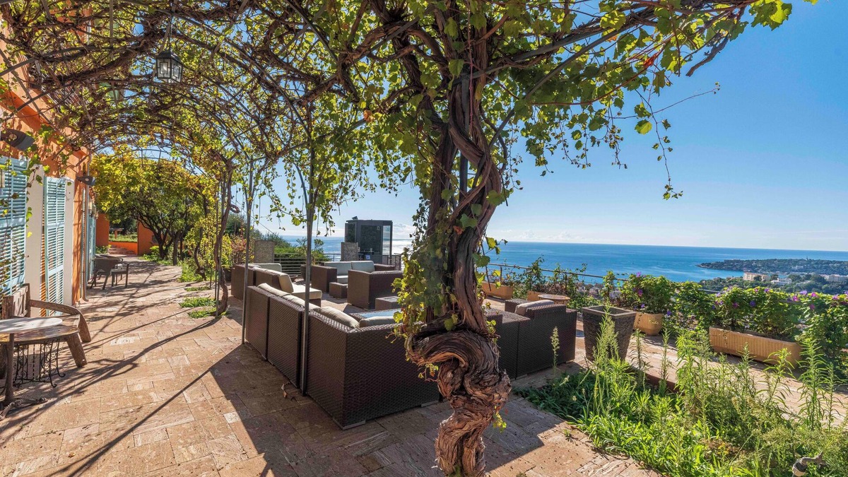 Menton Villa | Menton: Propriété de 5 villas, une piscine, jardins, terrasses