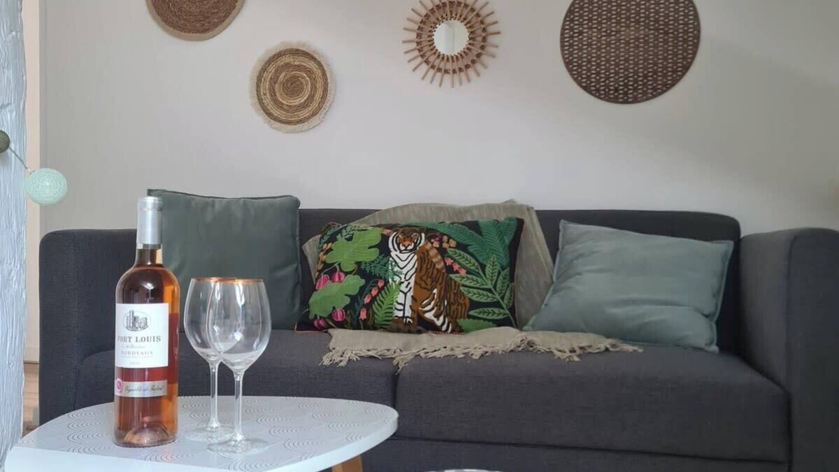 Saint-Laurent-les-Tours Apartment | Mercadial au coeur de Saint-Céré, clim