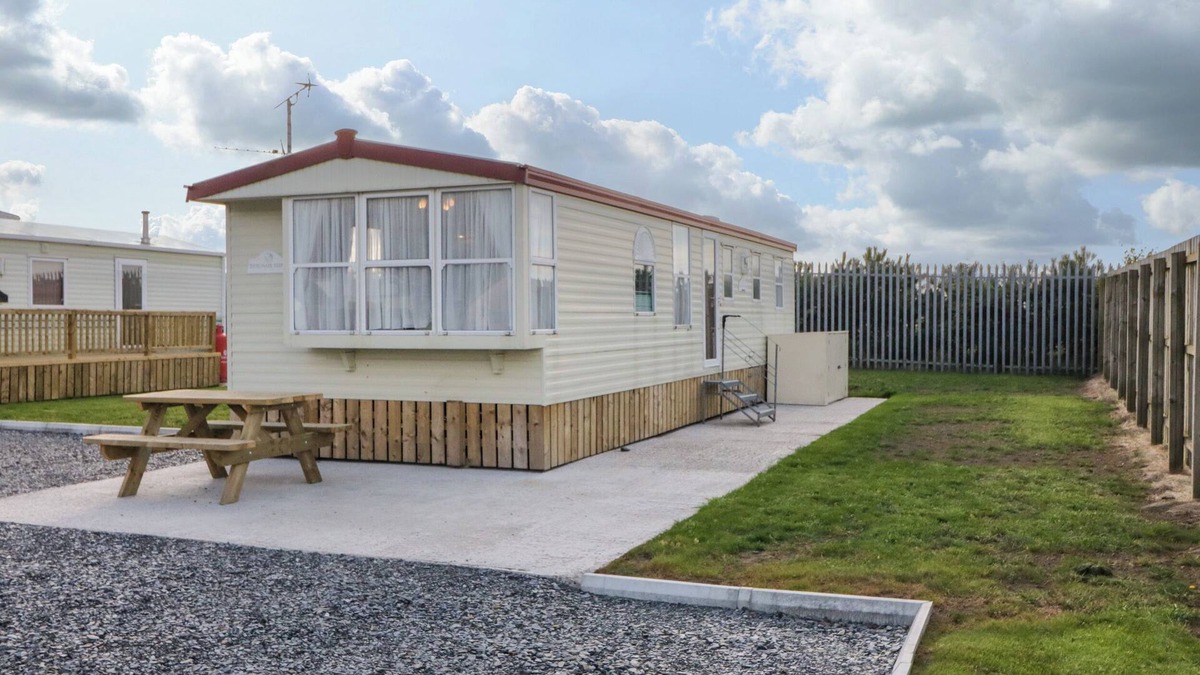 Limavady Cottage | MERIC STONE HOLIDAY LETS CARAVAN 1, family friendly in Castlerock