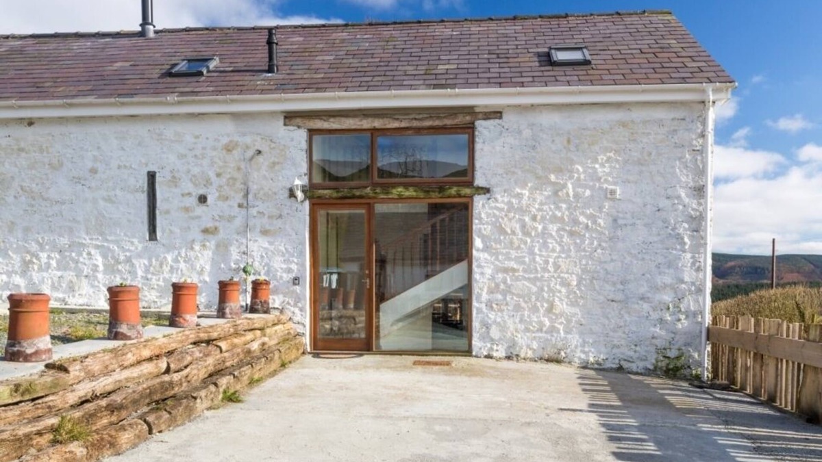 Llandovery House | Merlin Cottages: 4* Merlin Barn, Games Room, Sleeps 5