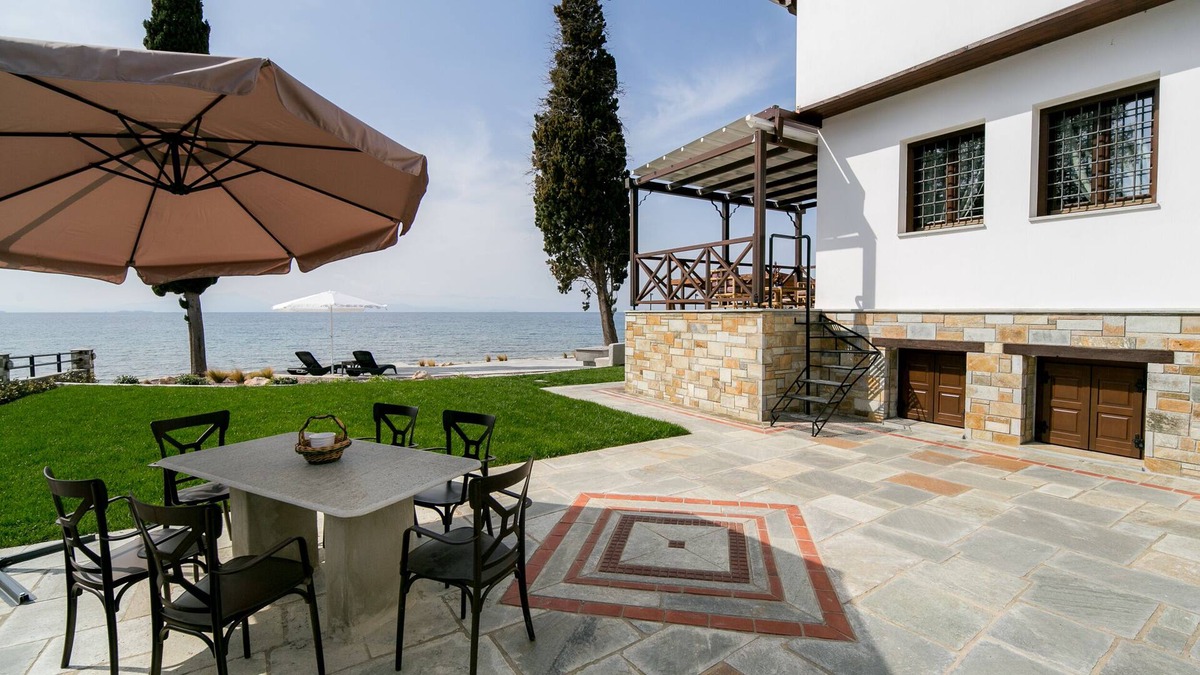Koropi Apartment | Mermaid Beachfront Semi-Basement Apartment