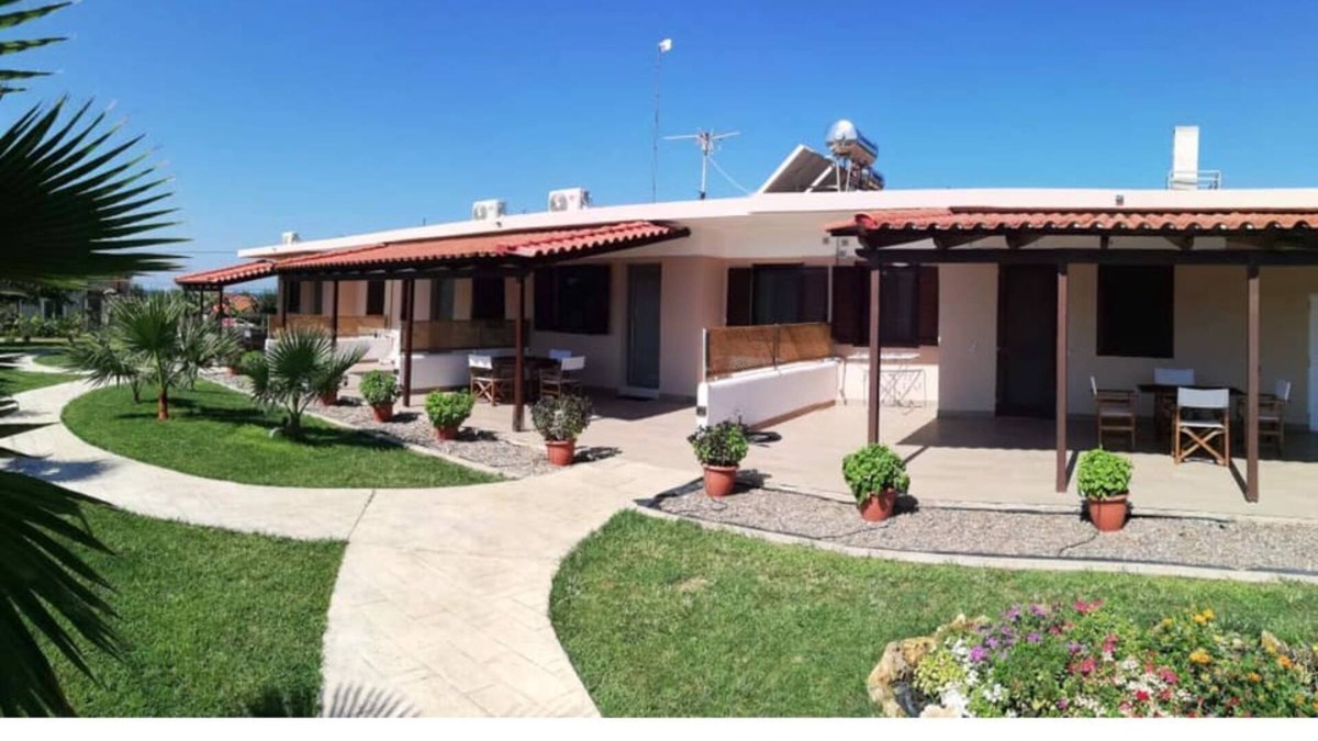 Pineios Apartment | 'Merovili Apartment 2' close to the Sea with Garden & Wi-Fi