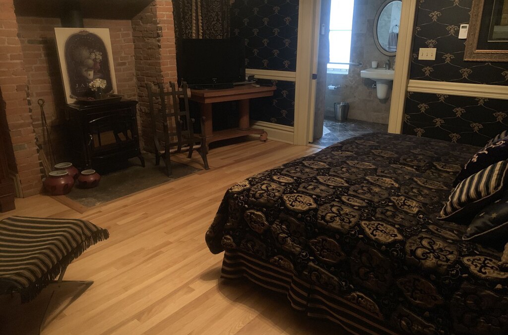 East Dubuque House | Merry Mansion - Garden Room w/ Fireplace