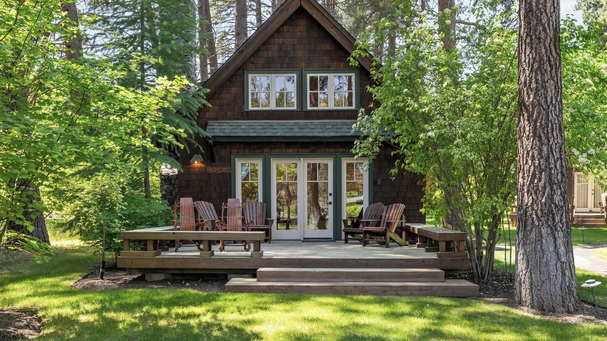 Camp Sherman Cabin | Metolius River Resort Cabin 11 Luxurious cabin on the Metolius River & fireplace
