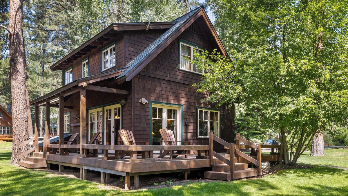 Camp Sherman Cabin | Metolius River Resort Cabin 12 Luxurious cabin on the Metolius River & fireplace