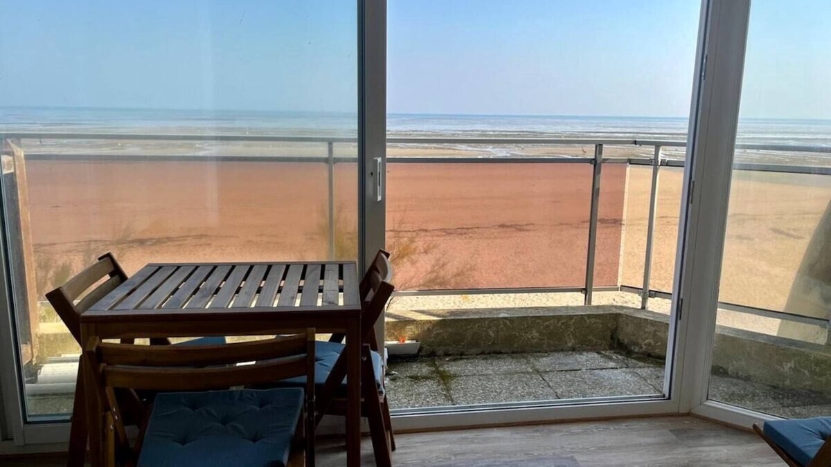 Bernieres-sur-Mer Apartment | Mettons les voiles - Sea view apartment with loggia