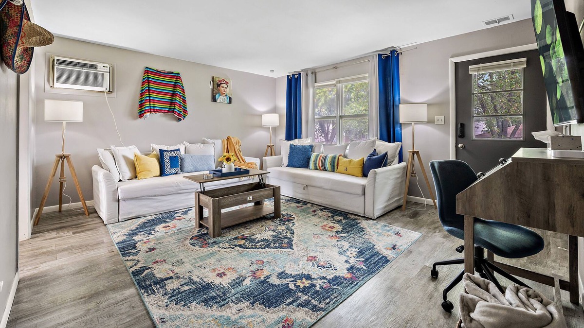 Aurora Condo | Mexican Themed Cozy Apt in Aurora/75" TV/FastWiFi/AppleTV/Disney+/YouTubeTV