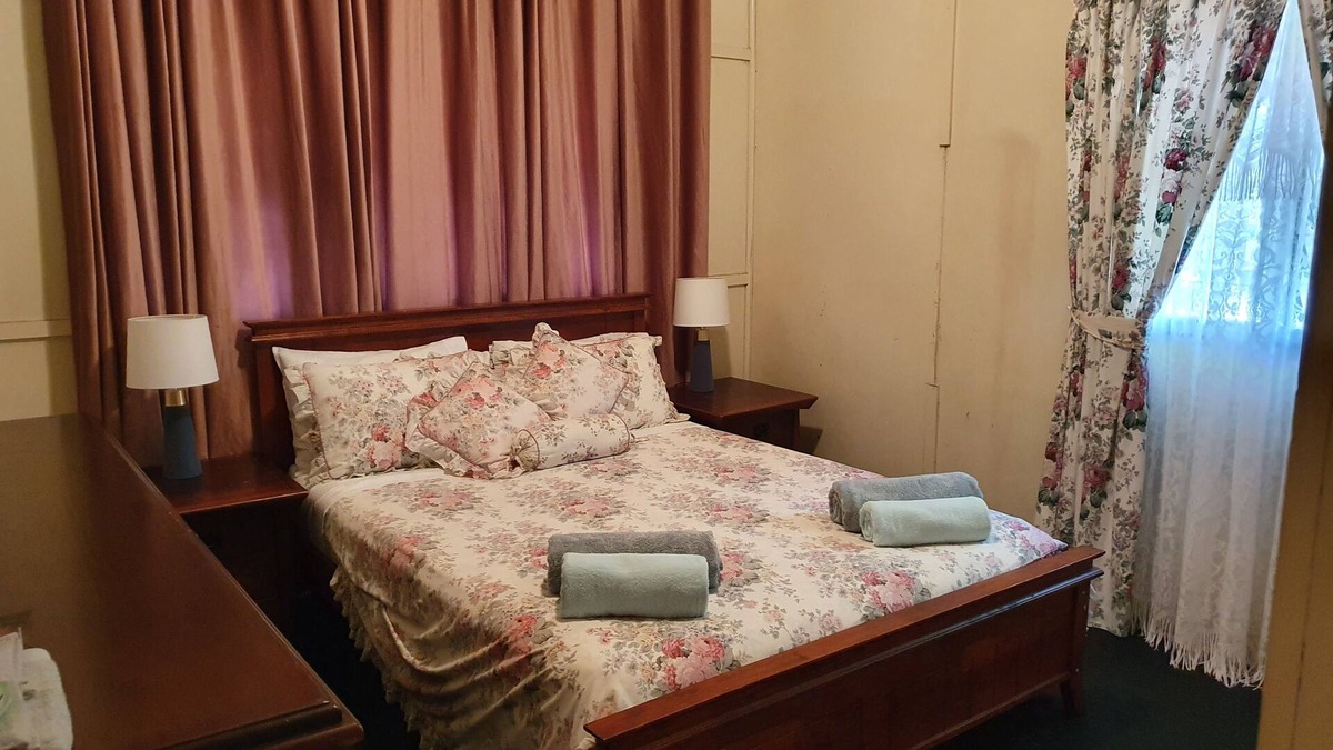 Mount Morgan Bed & Breakfast | Meyenburg House, KayEd Queen Room with shared bathroom