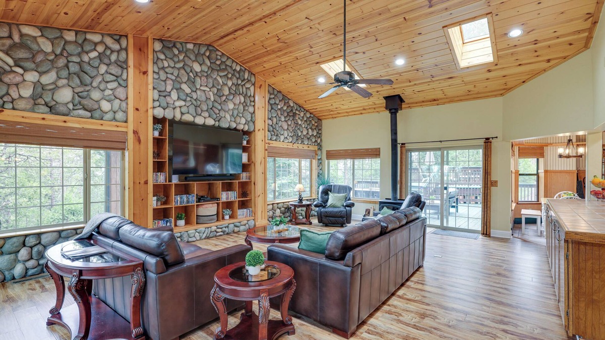 Mi-Wuk Village Cabin | Mi-Wuk Village Vacation Rental w/Multi-Level Deck