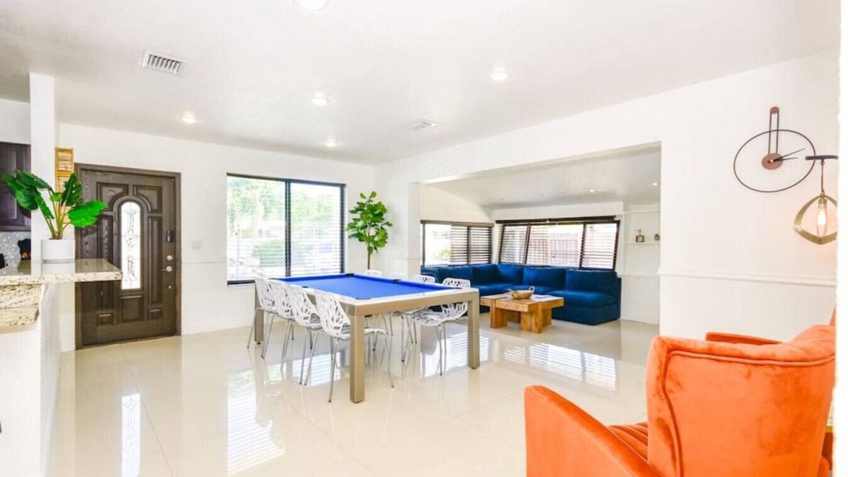 Highland Lakes Villa | Miami 4 Bedroom Villa With Pool In Gated Community Minutes From Aventura Mall & Many Attractions