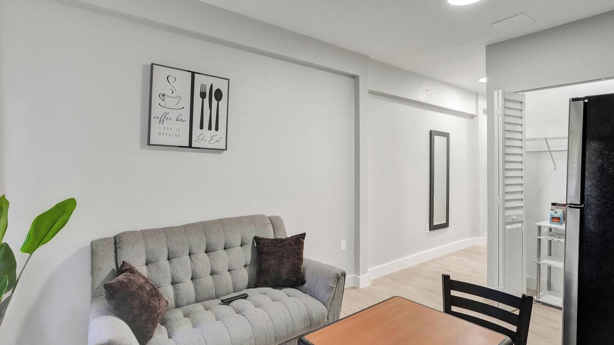 North Miami Beach House | Miami Guest Suite with AC/WI-FI