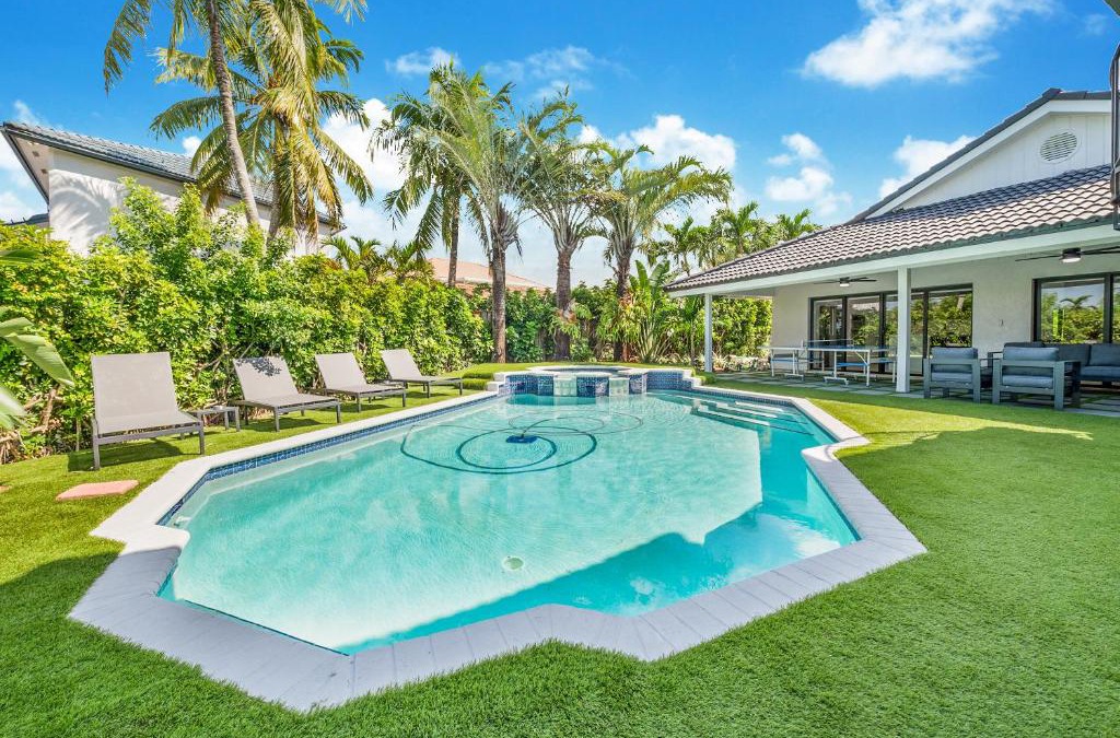 Kendall West House | Miami Oasis with Lakefront Beach Jacuzzi and Golf L56