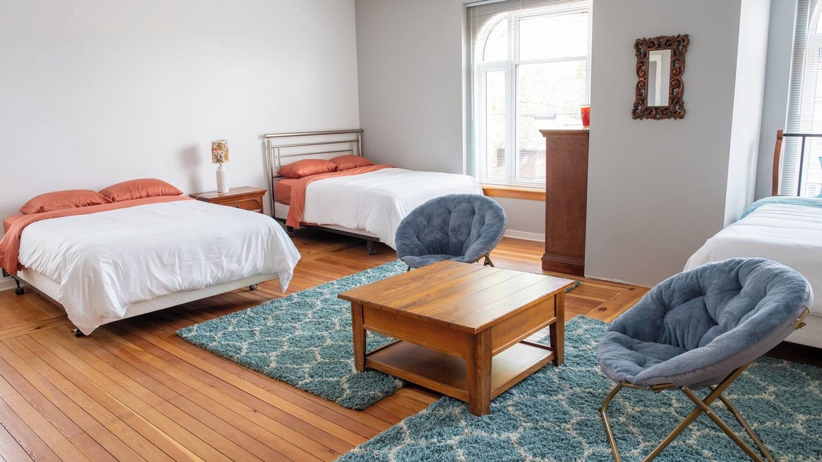 Downtown Kenosha Apartment | ~Mica Inn~ Downtown Spacious Retreat Above a Vintage/Coffee Shop.dog friendly!