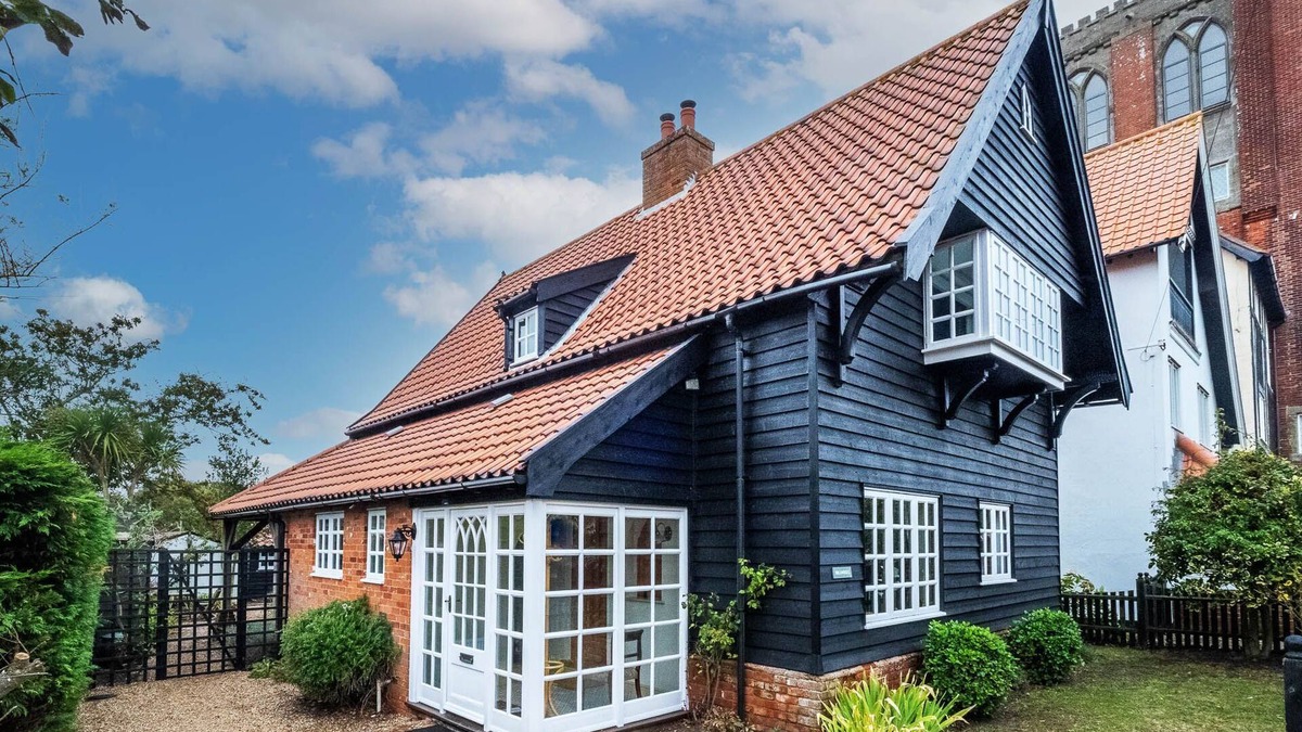 Thorpeness Cottage | Micawbers - sleeps 6 guests in 3 bedrooms