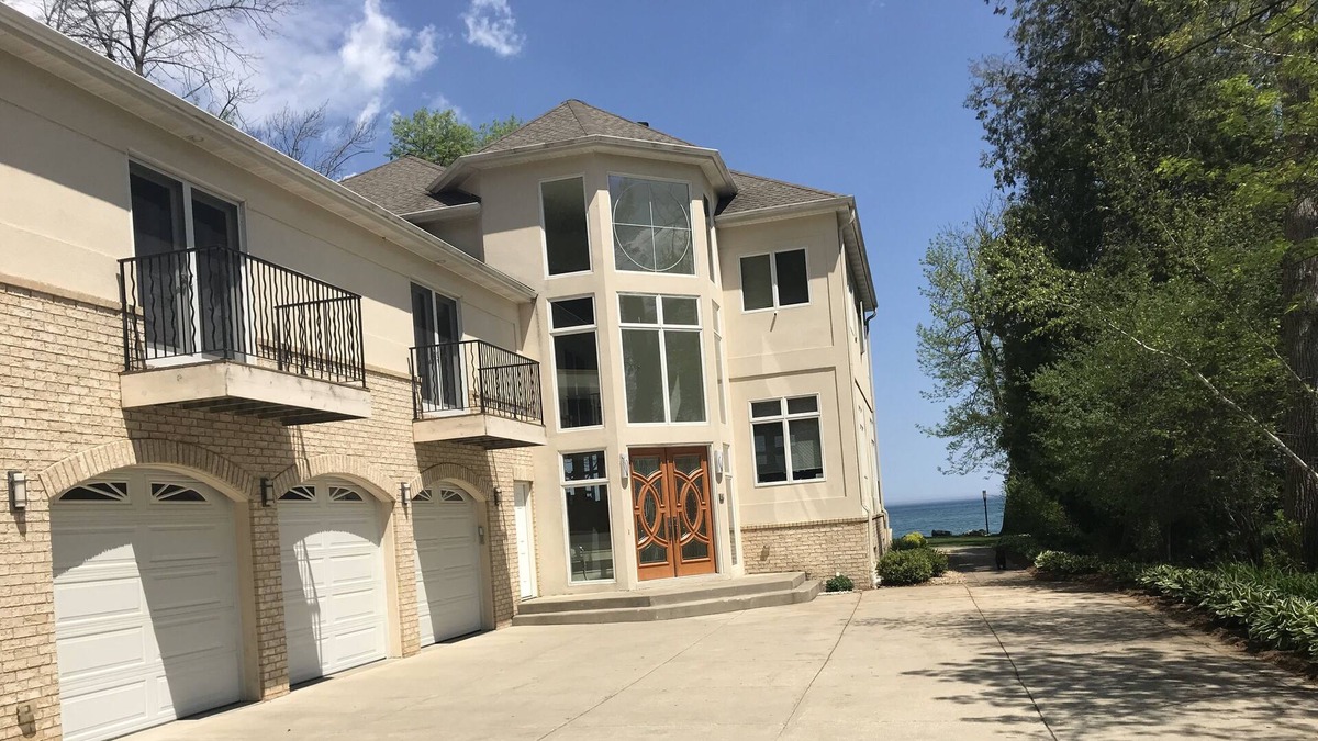 Fox Point House | Michigan Lake Front House 15 min to Milwaukee downtown!