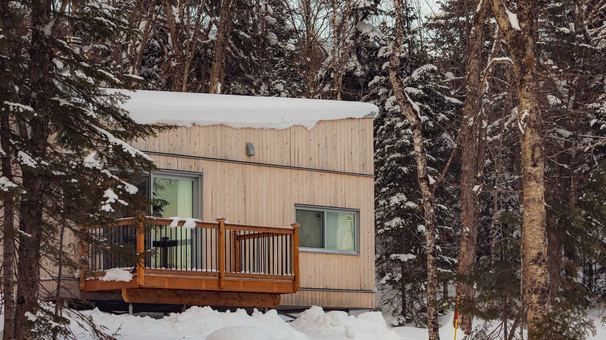 Notre-Dame-Auxiliatrice-de-Buckland Ski Chalet | Micro-Cabin in the Mountains - Solstice 2