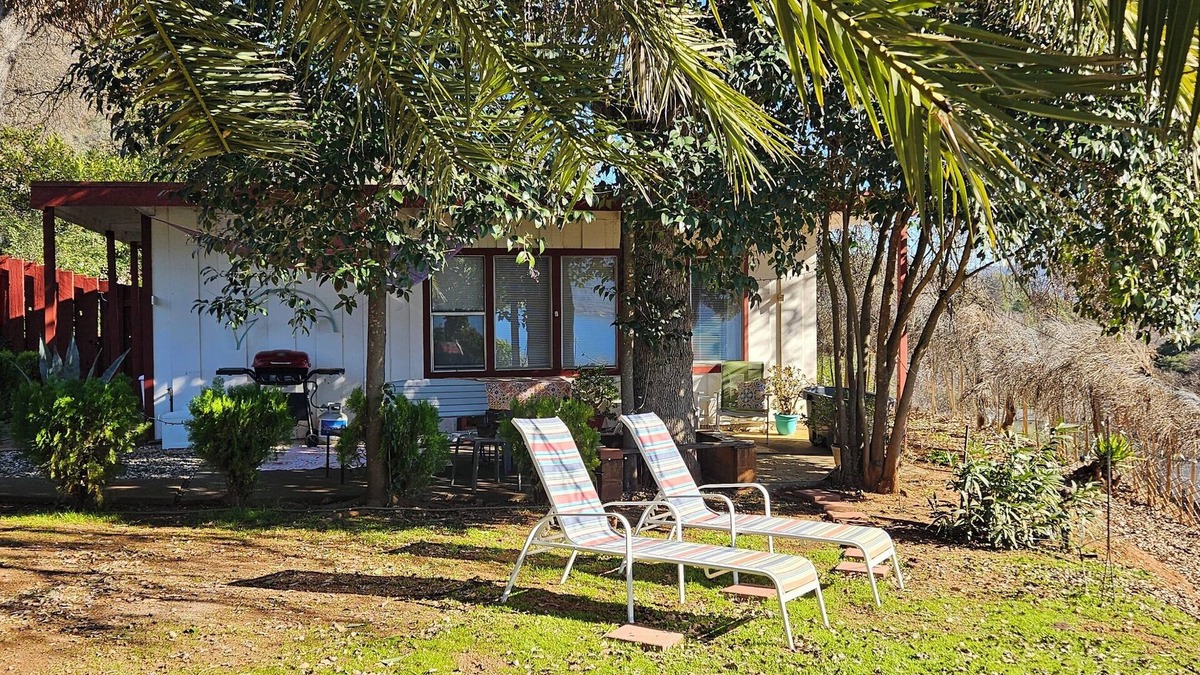 Clear Lake Apartment | Mid Century Guesthouse with Lake View!