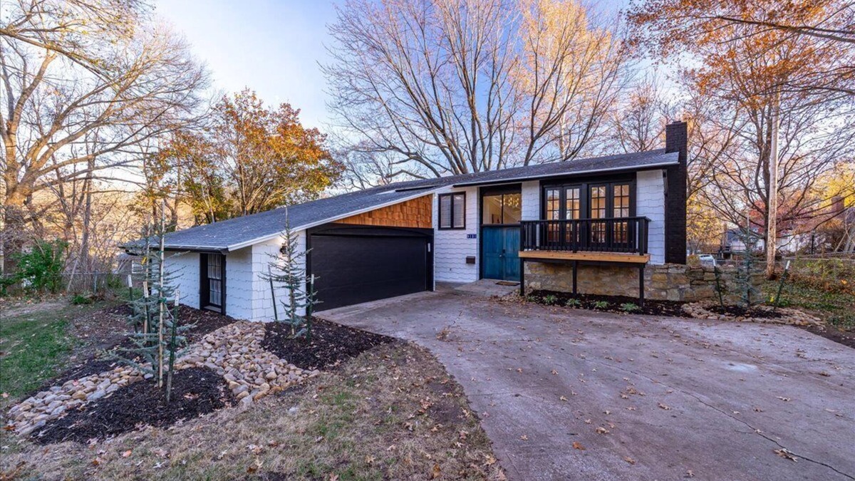 Lenexa House | Mid-Century Modern Retreat Home in Overland Park - Full Home