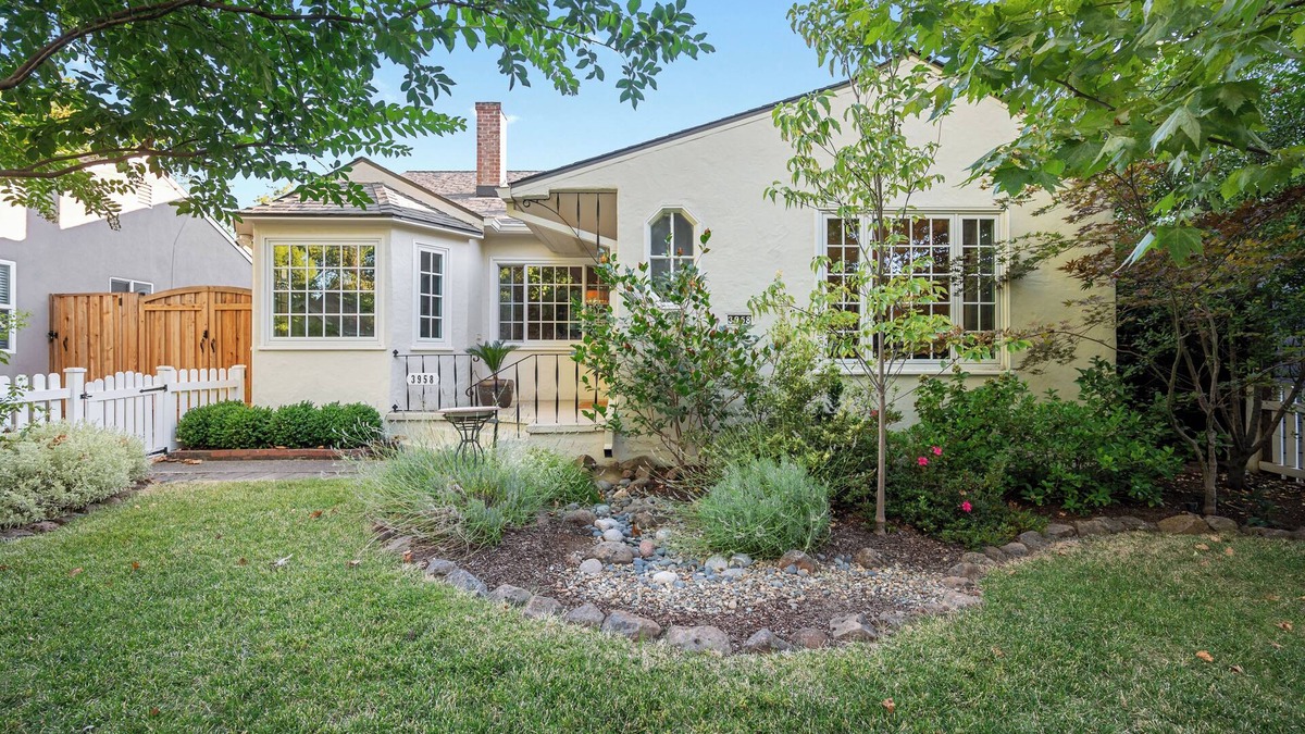 East Sacramento House | Mid-Century Modern Bungalow Near McKinley Park!