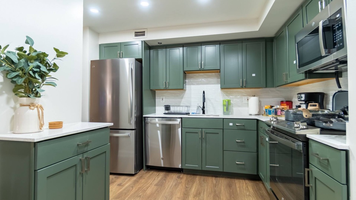 Pentagon City Condo | Mid Century Modern Deluxe 2BR Cozy King bed l GYM l Tranquil 5 min to DC/Mall/✈️