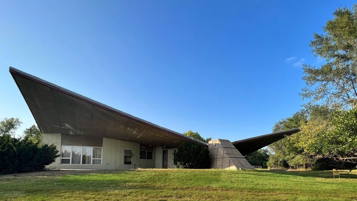Bellevue House | Mid Century Modern Googie Architect Designed Home. Welcome Modern Designers!