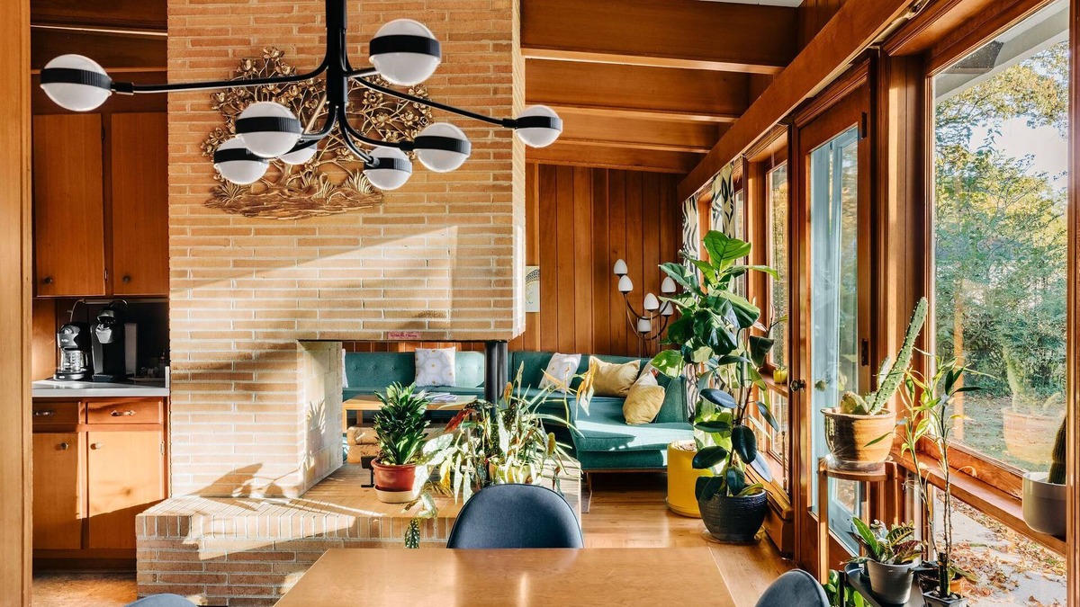 Wade Hampton House | Mid Century Modern Time Capsule….3 miles to downtown Greenville!
