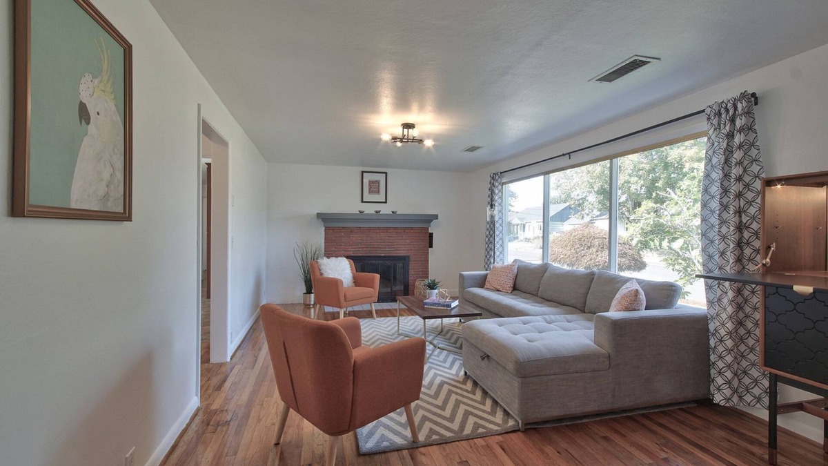 McMinnville House | Mid Century | Stroll to Mac Market