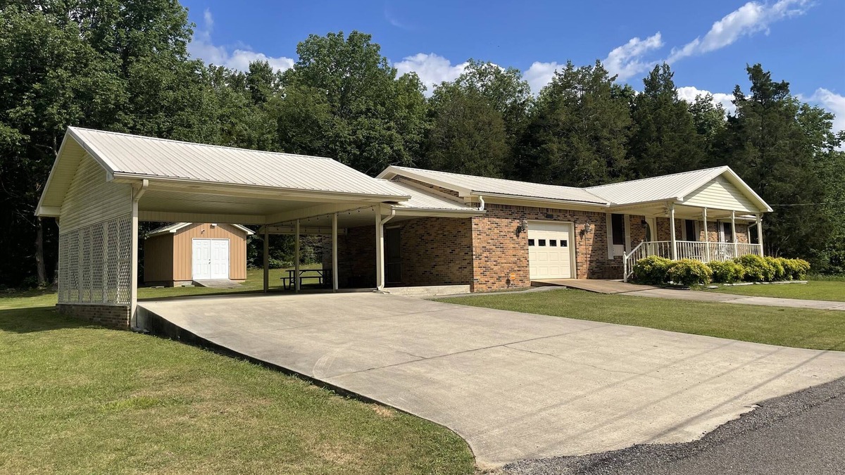 Guntersville House | Mid-Lake Covered Boat Parking w/Power -Community Pier - City Harbour 5 min away