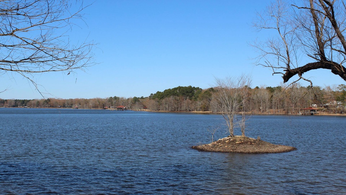 Negreet House | Mid Lake - Triple Forbes Fish Camp