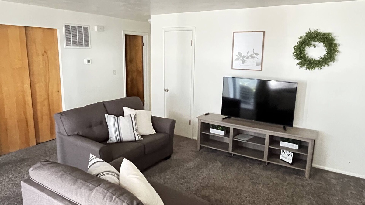 Idaho Falls Apartment | Mid-Town Roomy Apt-Easy Access-Speedy Wifi-Business, School or Vacay!