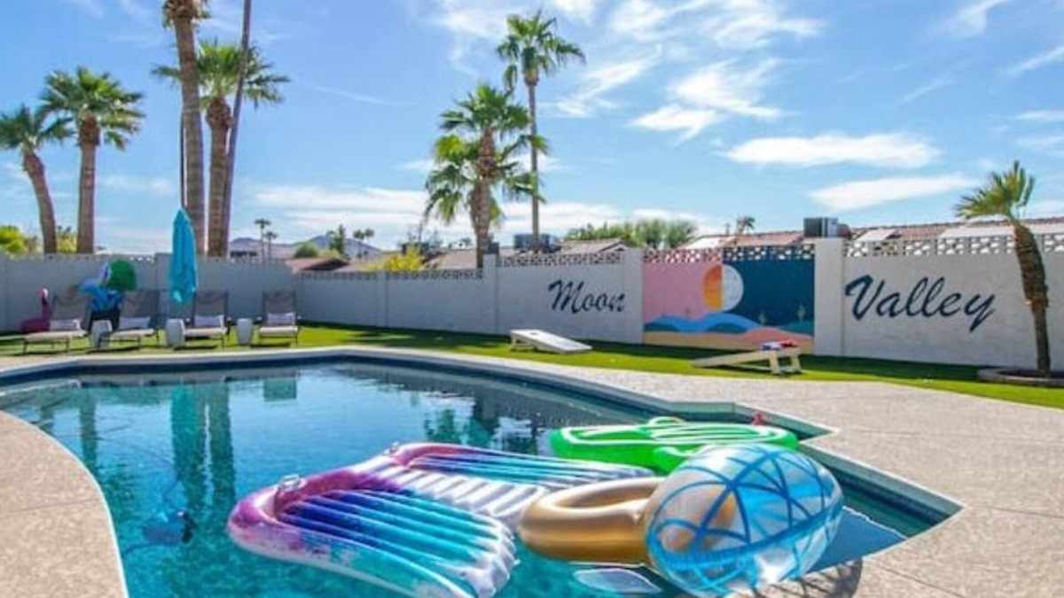 Sandahl Homes House | MidCentury Luxe+HeatedPool+OutdoorTV&Games+Mural