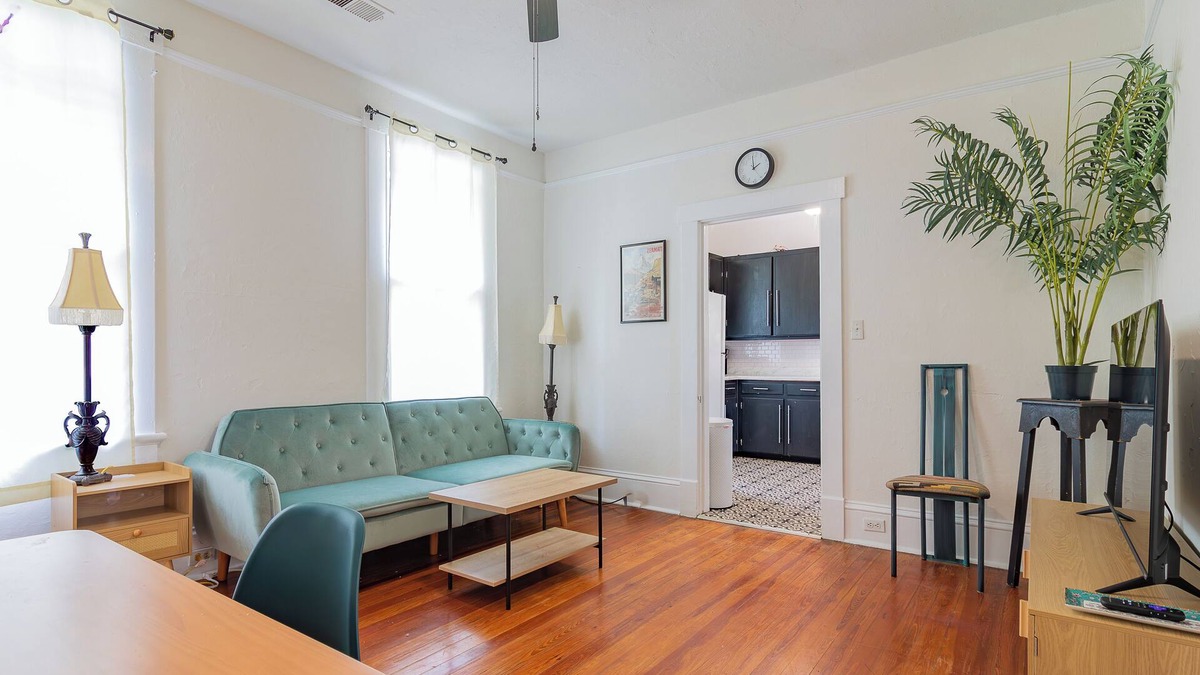 Columbus House | Midcentury Modern - central location to all